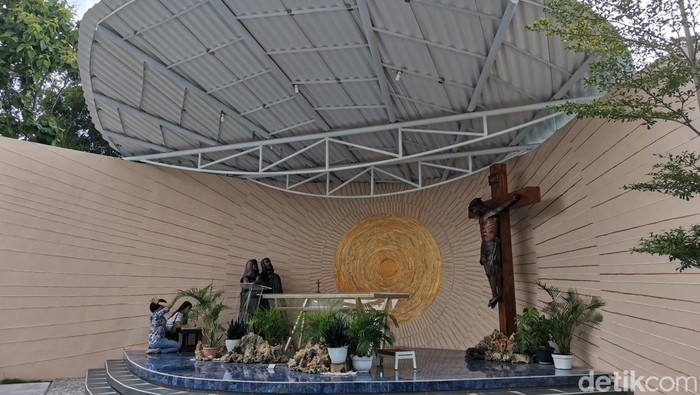 Taman Doa di Bawah Salib Yesus, di Gereja Pringwulung, Sleman. Foto diambil Selasa (2/4/2024).