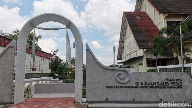 Taman Doa di Bawah Salib Yesus, di Gereja Pringwulung, Sleman. Foto diambil Selasa (2/4/2024).
