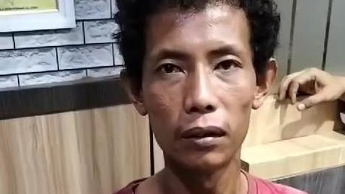 Tampang pembunuh ibu dan anak di Macan Lindungan saat diamankan di kantor polisi.