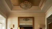 Rumah klasik dan antik ala Eropa pasti ada lorong yang kemudian bercabang. Di ujung lorong biasanya ada dinding kosong yang diletakkan lemari dan cermin besar sebagai hiasan. Desain interior seperti ini juga kerap ditemui di lobby hotel. Dinding kayu yang menambah kesan antik di sini adalah wall panel. Foto: Joshua Smith INC, TIM Lenz Photography