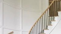 Wall panel juga cocok untuk model dinding yang melengkung seperti ini karena ukurannya bisa disesuaikan. Dengan menambahkan wall panel pada dindingnya, corak pada karpet undakan tidak akan bertabrakan atau terlalu ramai jika dibandingkan menggunakan wallpaper pola. Selain itu, memakai wall panel juga menambah kesan klasik dibandingkan cat dinding biasa yang monoton. Foto: Curated Nest Interiors, Jacob Snavely Photo via Martha Stewart
