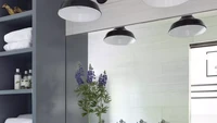Bagi kamu yang ingin memasang wall panel di kamar mandi juga bisa agar tampilannya tidak monoton. Tetapi wall panel rentan terkena air sehingga cepat rusak, kamu bisa meminta rekenomendasi untuk bahan yang lebih tahan air untuk memasang wall panel di kamar mandi. Foto: Britt Desaign Group via marthastewar