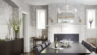 Kalau kamu bingung mau pakai wallpaper atau wall panel, ternyata keduanya tetap serasi jika dipakai bersamaan lho! Tampilannya tetap rapih dan klasik.Foto: MELINDA KELSON OCONNOR ARCHITECTURE & INTERIORS, WENDY CONCANNON