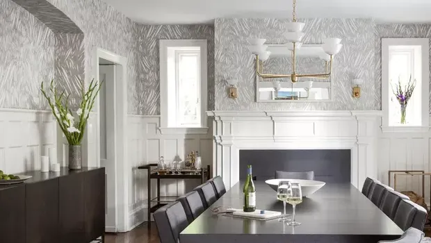 Tampilan ruang makan dengan wall panel dan wallpaper.