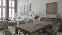 Siapa sangka kalau ini adalah ruang tamu yang bersebelahan dengan meja makan? Tidak ada sekat diantara keduanya. Meskipun digabung, ruangan tersebut terlihat luas karena pada dindingnya yang memakai wall panel memanjang hingga ke langit-langitnya. Foto: Brad Ramsey, Jack Gardner Photography via Martha Stewart