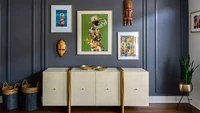 Inspirasi lainnya untuk mendekorasi dinding kosong dengan wall panel. Kali ini yang berwarna biru tua, membuat suasananya lebih tenang dan tegas karena lemari di depannya berwarna lebih terang. Foto: Amber Guyton, Blessed Little Bungalow via marthastewart