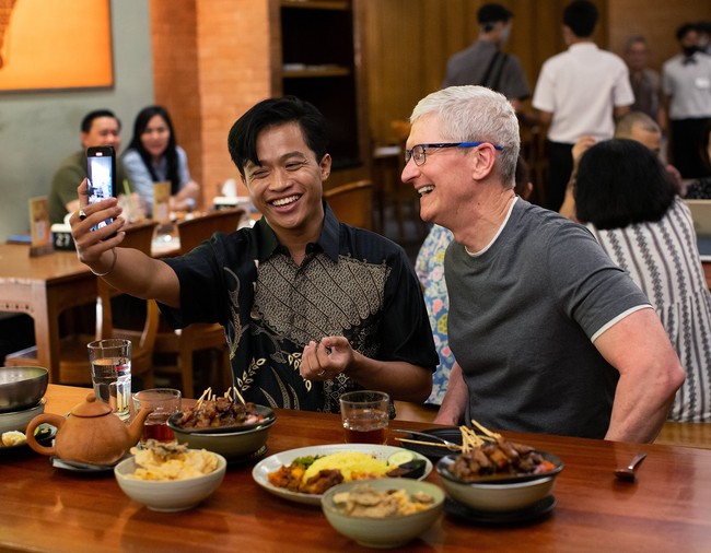 CEO Apple Tim Cook menginjakkan kakinya di Indonesia dan langsung mengunggah foto dirinya sedang menikmati sate ayam. Gayanya santai dengan atasan berupa kaus abu-abu, terlepas dari status Tim sebagai bos sebuah perusahaan teknologi terbesar di dunia dengan gaji jutaan dolar AS per tahun. (Foto: X/@tim_cook)