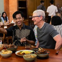 CEO Apple Tim Cook menginjakkan kakinya di Indonesia dan langsung mengunggah foto dirinya sedang menikmati sate ayam. Gayanya santai dengan atasan berupa kaus abu-abu, terlepas dari status Tim sebagai bos sebuah perusahaan teknologi terbesar di dunia dengan gaji jutaan dolar AS per tahun. (Foto: X/@tim_cook)