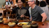 Serunya Tim Cook, CEO Apple Saat Makan Sate dan Cicip Kopi Telur