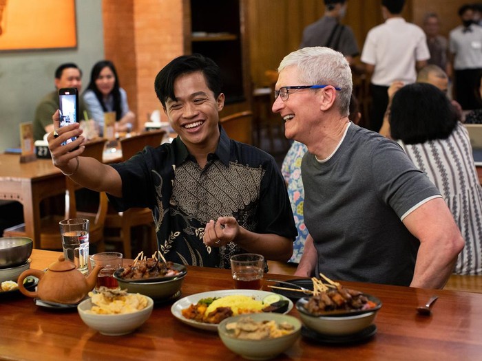 Tim Cook makan sate di Indonesia