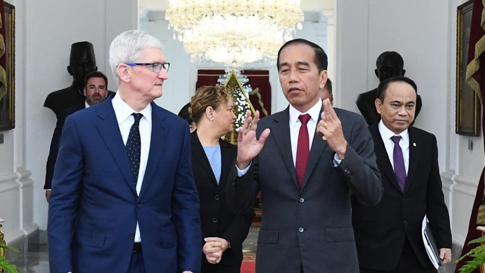 CEO Apple Tim Cook saat bertemu dengan Presiden Joko Widodo didampingi Menkominfo Budi Arie Setiadi.