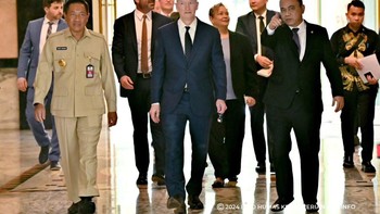 Setelah bertemu dengan Presiden Joko Widodo dan menyaksikan pertunjukan wayang, CEO Apple Tim Cook pergi ke kantor Kementerian Pertahanan untuk bertemu dengan Menteri Pertahanan Prabowo Subianto. Foto: Biro Humas Kominfo
