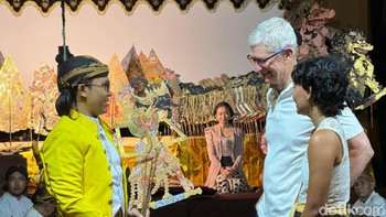 Orang nomor satu di Apple itu tampak terpukau dengan kesenian wayang kulit. Selama 10 menit dia terlihat begitu menikmati pegaleran wayang kulit yang menampilkan lakon kelahiran Gatotkaca. Foto: Adi Fida Rahman/detikinet