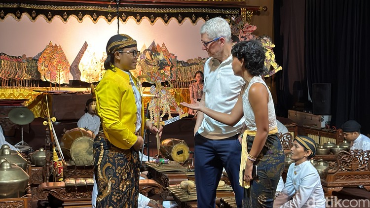 Tim Cook di Museum Wayang