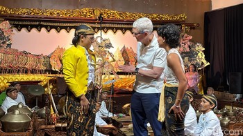 Tim Cook sempat berbincang dengan Fakih Tri Sera Fil Ardhi, sang dalang. Fakih sempat menjelaskan tentang Gatotkaca yang sempat dimainkannya. Tim Cook tadi bertanya saya mulai ngedalang dari kapan, wayang dan gamelan terbuat dari apa. Beliau sangat antusias terhadap wayang, ujar Fakih. Foto: Adi Fida Rahman/detikinet