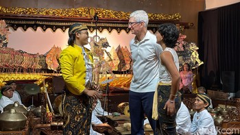 Nyimas turut menjelaskan sejarah kebudayaan wayang di Indonesia. Tak ketinggalan dia pun memanfaatkan momen pertemuan ini untuk ber-selfie dengan Tim Cook. Foto: Adi Fida Rahman/detikinet