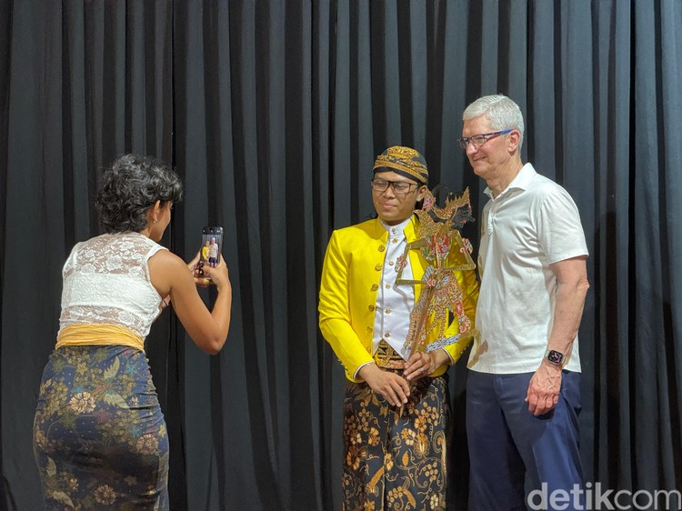 Tim Cook di Museum Wayang Tim Cook di Museum Wayang