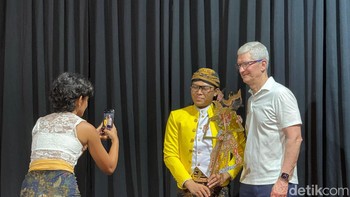 Usai bertemu Presiden Jokowi di Istana Merdeka, CEO Apple Tim Cook menyambangi Museum Wayang di kawasan Kota Tua Jakarta, Rabu (17/4/2024). Tim Cook tiba di Museum Wayang pukul 10.35 WIB. Kedatangannya disambut oleh fotografer Nyimas Laula, di mana keduanya langsung menuju ruang pagelaran Museum Wayang. Foto: Adi Fida Rahman/detikinet