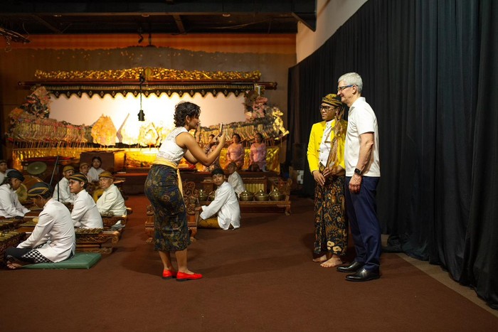 Tim Cook nonton wayang