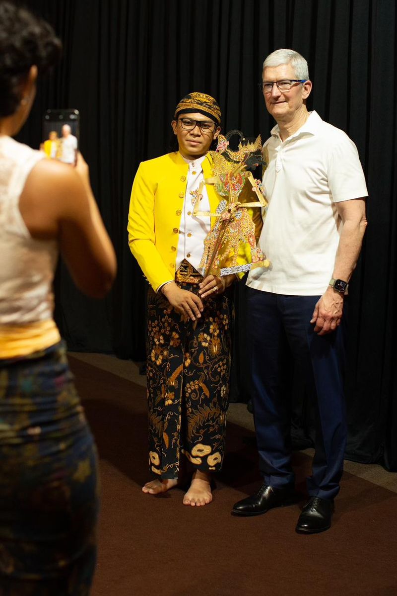 Tim Cook nonton wayang
