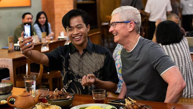 Tim Cook, CEO Apple, saat menyantap sate ayam bersama content creator Sofyan Pratama di Jakarta.