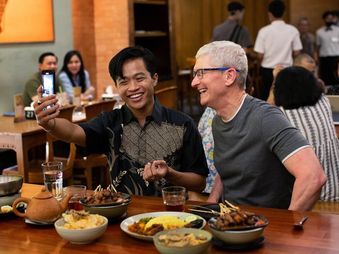 Tim Cook, CEO Apple, saat menyantap sate ayam bersama content creator Sofyan Pratama di Jakarta.