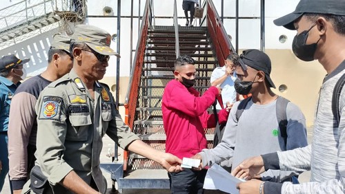 Tim gabungan saat melakukan pemeriksaan identitas kependudukan di Pelabuhan Benoa, Denpasar, Bali, Senin (8/5/2023). (Ni Made Lastri Karsiani Putri-detikBali)