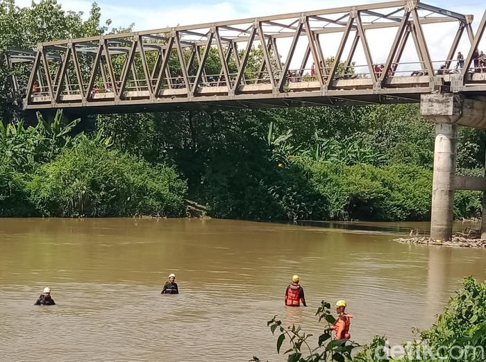 Tim SAR menyisir Bengawan Solo di Desa Sidowarno, Kecamatan Wonosari, Kabupaten Klaten, untuk mencari seorang warga yang hanyut, Rabu (17/4/2024).