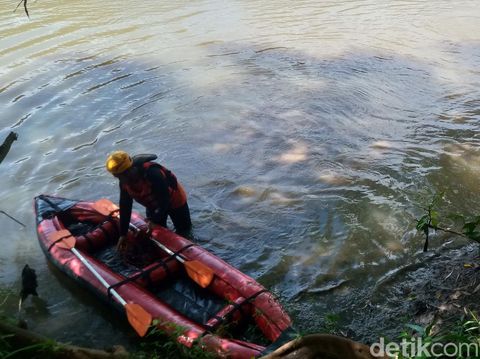 Tim SAR menyisir Bengawan Solo di Desa Sidowarno, Kecamatan Wonosari, Kabupaten Klaten, untuk mencari seorang warga yang hanyut, Rabu (17/4/2024).