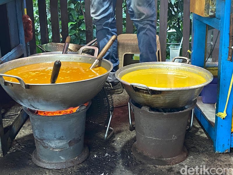  Sedep Mlekoh! Tongseng Kambing Dimasak di Tungku Arang