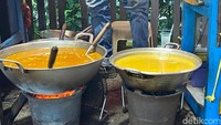 Kuah tongseng dan gule di sini selalu hangat karena penjual menaruhnya di atas tungku arang yang menyala. Ketika ada pesanan, baru diracik dengan daging atau jeroan. Foto: Andi Annisa DR/detikfood