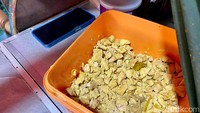 Stok daging ayam, sapi, kambing, hingga jeroan sudah tersedia. Semuanya sudah dibumbui sebelum dipadukan bersama kuah. Foto: Andi Annisa DR/detikfood