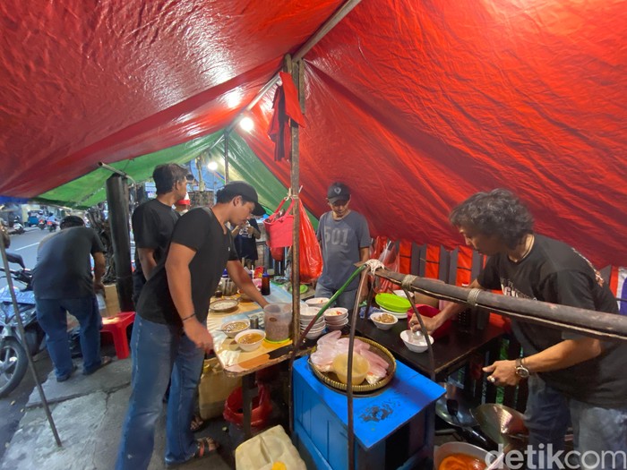 Tongseng BRI: Sedep Mlekoh! Tongseng Kambing Dimasak di Tungku Arang Tongseng BRI: Sedep Mlekoh! Tongseng Kambing Dimasak di Tungku Arang