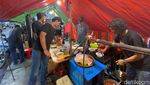 Maknyus! Tongseng Kambing Muda Dimasak di Tungku Arang
