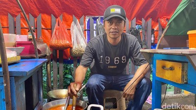 Maknyus! Tongseng Kambing Muda Dimasak di Tungku Arang