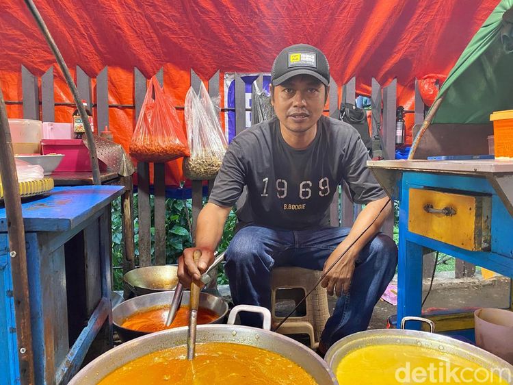 Maknyus! Tongseng Kambing Muda Dimasak di Tungku Arang
