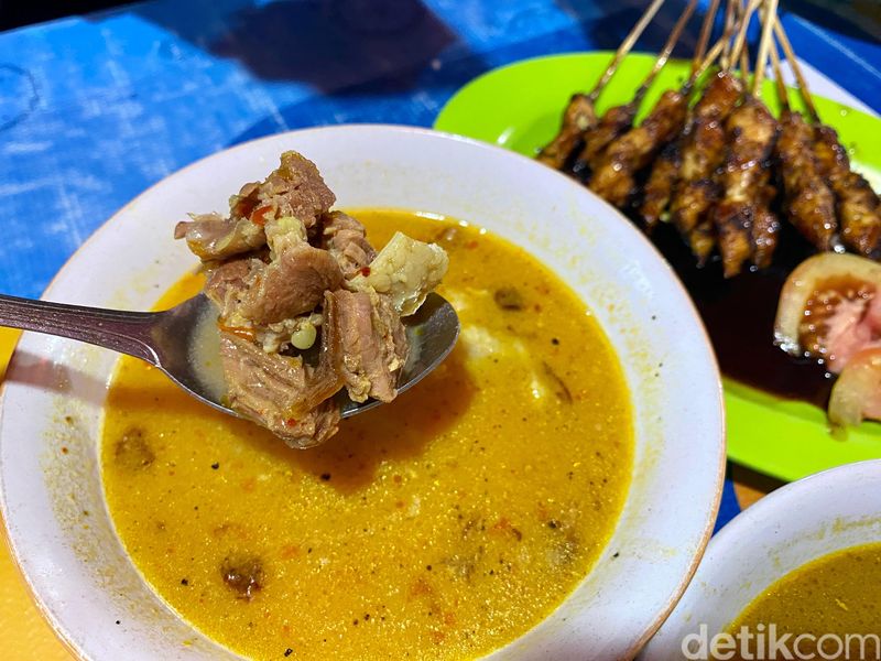 Tongseng BRI: Sedep Mlekoh! Tongseng Kambing Dimasak di Tungku Arang