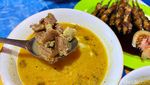 Maknyus! Tongseng Kambing Muda Dimasak di Tungku Arang