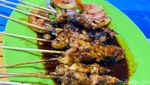Maknyus! Tongseng Kambing Muda Dimasak di Tungku Arang