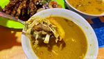 Maknyus! Tongseng Kambing Muda Dimasak di Tungku Arang