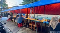 Mau makan tongseng enak? Coba mampir ke Tongseng BRI yang ada di Jl. Cipete Raya No.35 (Depan kantor BRI). Tempat makan ini buka mulai pukul 17.00. Foto: Andi Annisa DR/detikfood