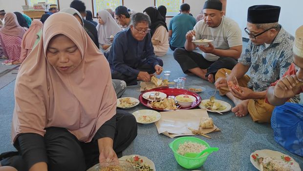 Warga Kampung Angantiga, Badung, Bali, saat merayakan Lebaran Ketupat dengan makan bersama atau megibung menyama di Masjid Baiturrahman, Rabu (17/4/2024) pagi. Lauk utama acara itu adalah ketupat.