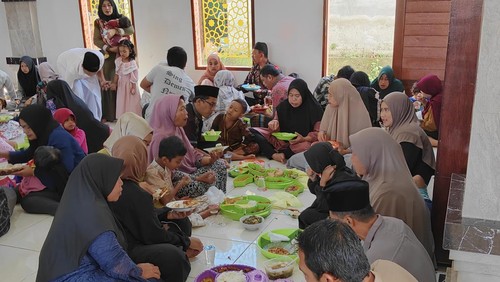 Warga Kampung Angantiga, Badung, Bali, saat merayakan Lebaran Ketupat dengan makan bersama atau megibung menyama di Masjid Baiturrahman, Rabu (17/4/2024) pagi.
