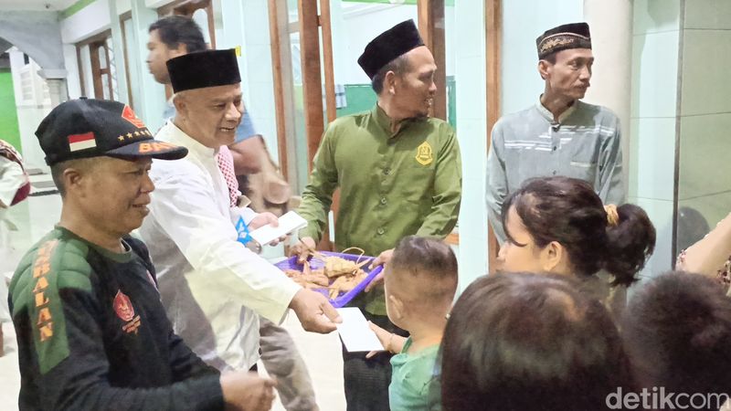 Tradisi Syawalan kupat jembut di Gang 2 Pedurungan Tengah dan Kampung Jaten Cilik, Kota Semarang, Rabu (17/4/2024).