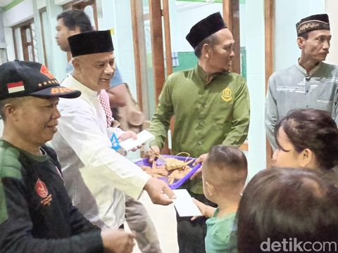 Tradisi Syawalan kupat jembut di Gang 2 Pedurungan Tengah dan Kampung Jaten Cilik, Kota Semarang, Rabu (17/4/2024).