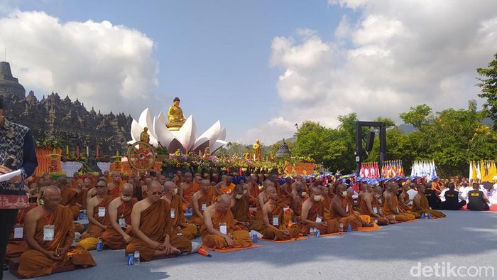 Umat Buddha saat mengikuti detik-detik Waisak di pelataran Candi Borobudur, Minggu (4/6/2023).