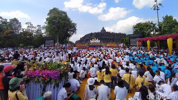 Umat Buddha saat mengikuti detik-detik Waisak di pelataran Candi Borobudur, Minggu (4/6/2023).