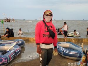 Suka Duka Urip dan Perahu Karetnya di Pantai Kejawanan Cirebon