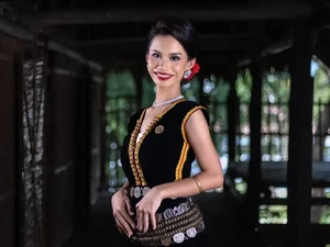Ratu Kecantikan Malaysia Kehilangan Gelarnya karena Video Liar Saat Liburan