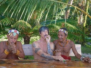 Vokalis Red Hot Chili Peppers Liburan di Mentawai, Nyantai dengan Warlok